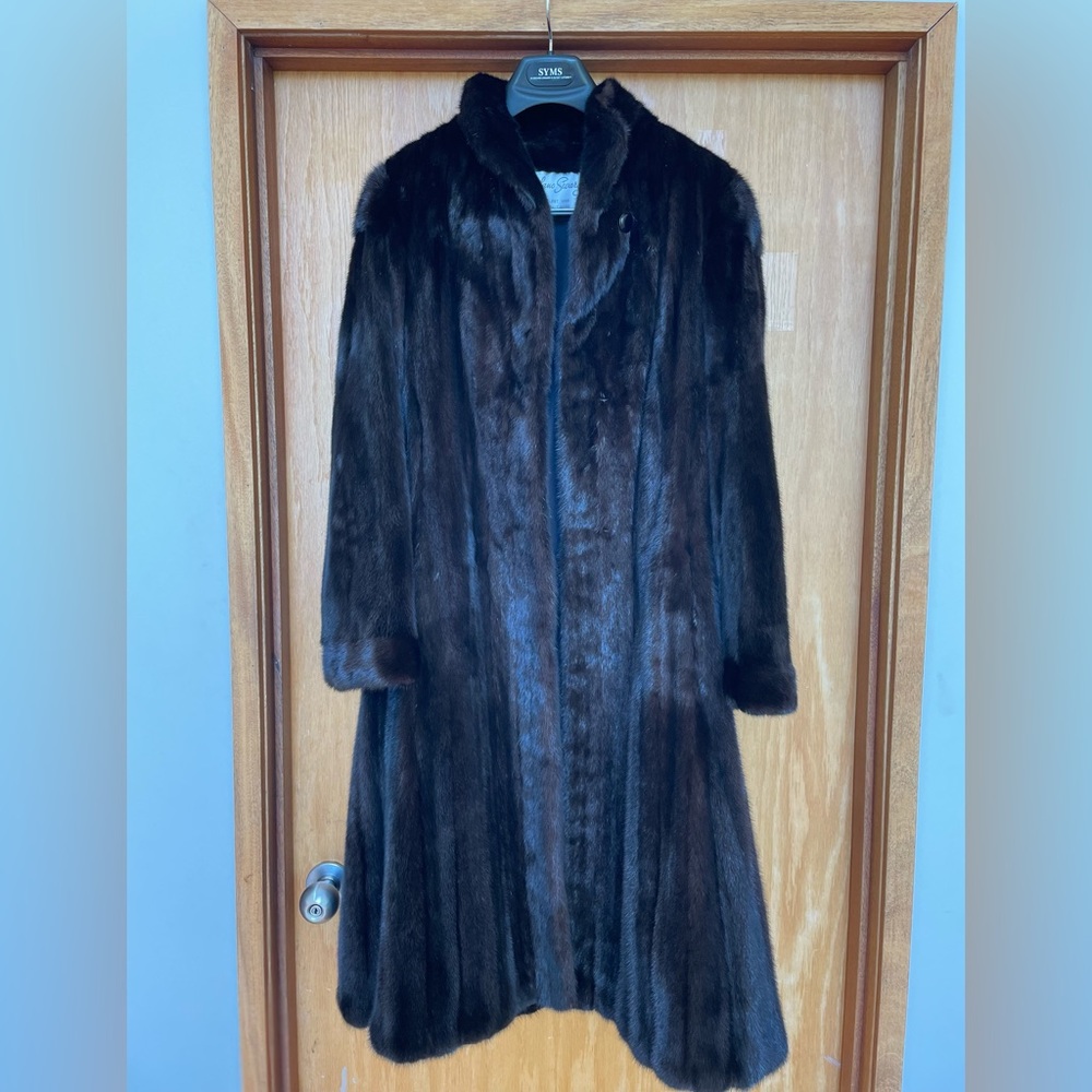 Vintage Mano Swartz Mink Coat 
Gorgeous dark brown mink 
▪️Size 8